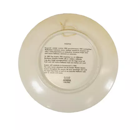 Kuopiomatkustajasatama_taululautanen_arabia_takakuva.jpg - Käytetyt Seinälautaset - A00000324 - 2