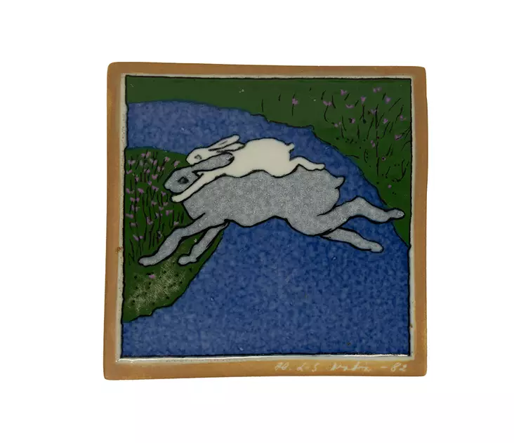 Arabia_Helja_Liukko-Sundstrom-pieni_yhdessa_yli_sinisen_joen_seinalaatta_taulu.jpg - Käytetyt Taulut ja julisteet - A00000449 - 1