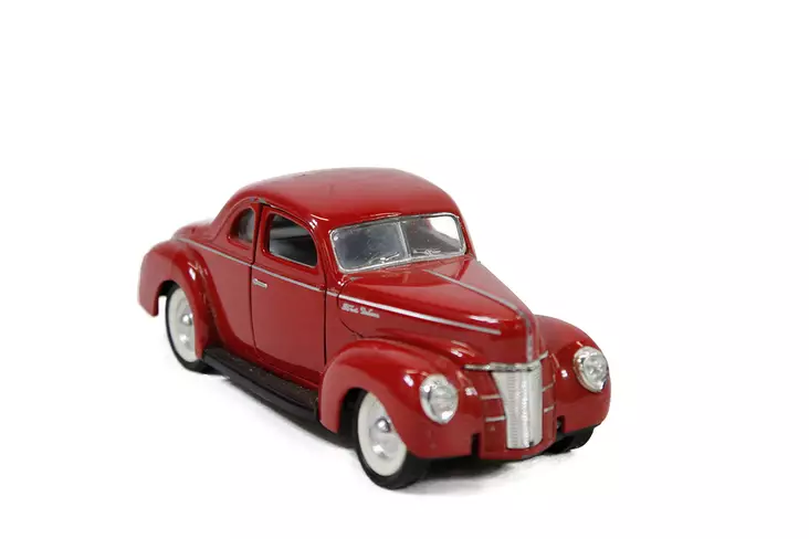 Punainen_auto_pienoismalli.jpg - Käyteyt Sisälelut - A00000529 - 1